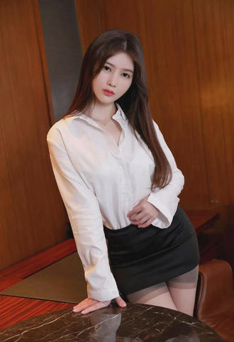 大白兔衬衫里蹦蹦跳跳精选图片